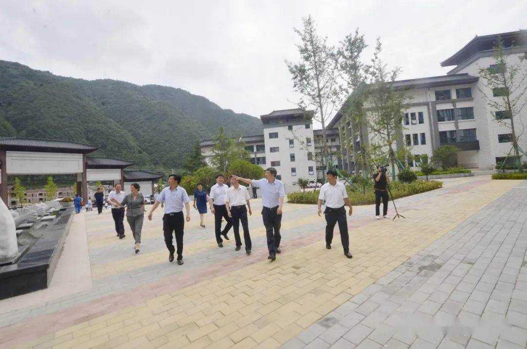 镇安中学拆除旧貌，开启蜕变新篇章